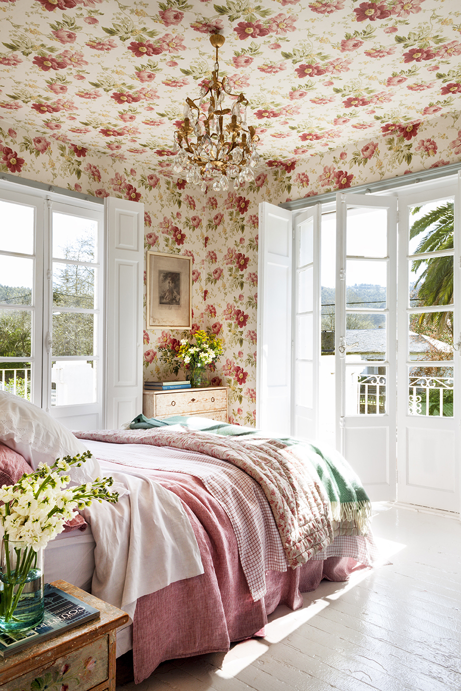 dormitorio empapelado con papel pintado de flores