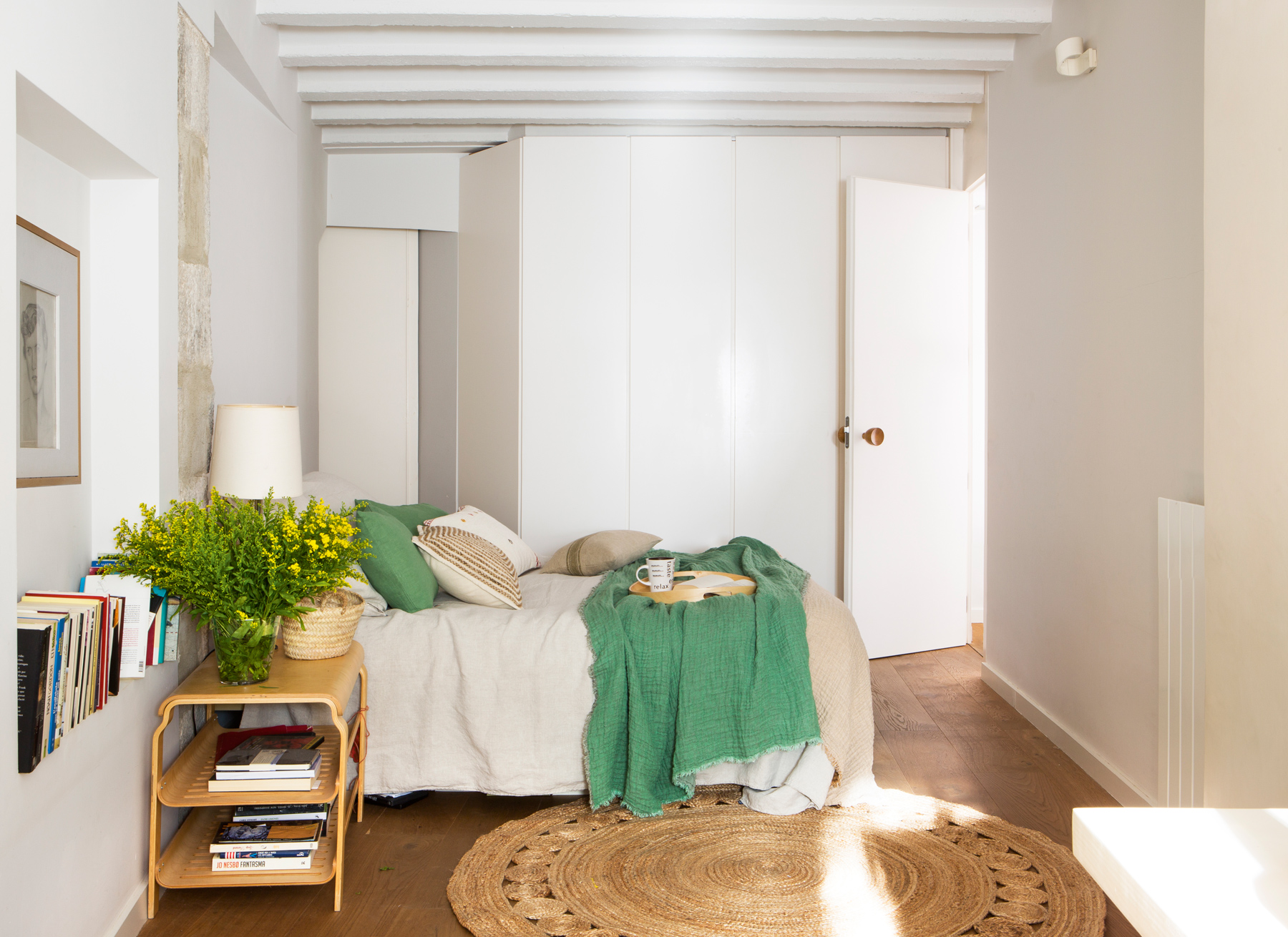 Dormitorio de verano con paredes, techos y ropa de cama blancos y plaid verde. 