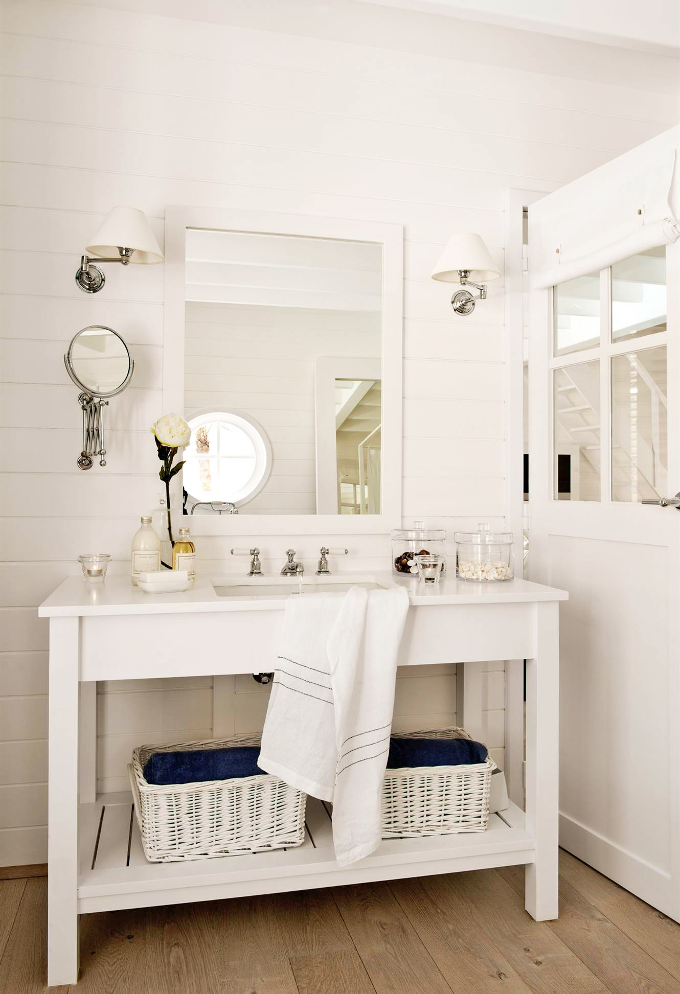 Razones para decorar el baño en color blanco