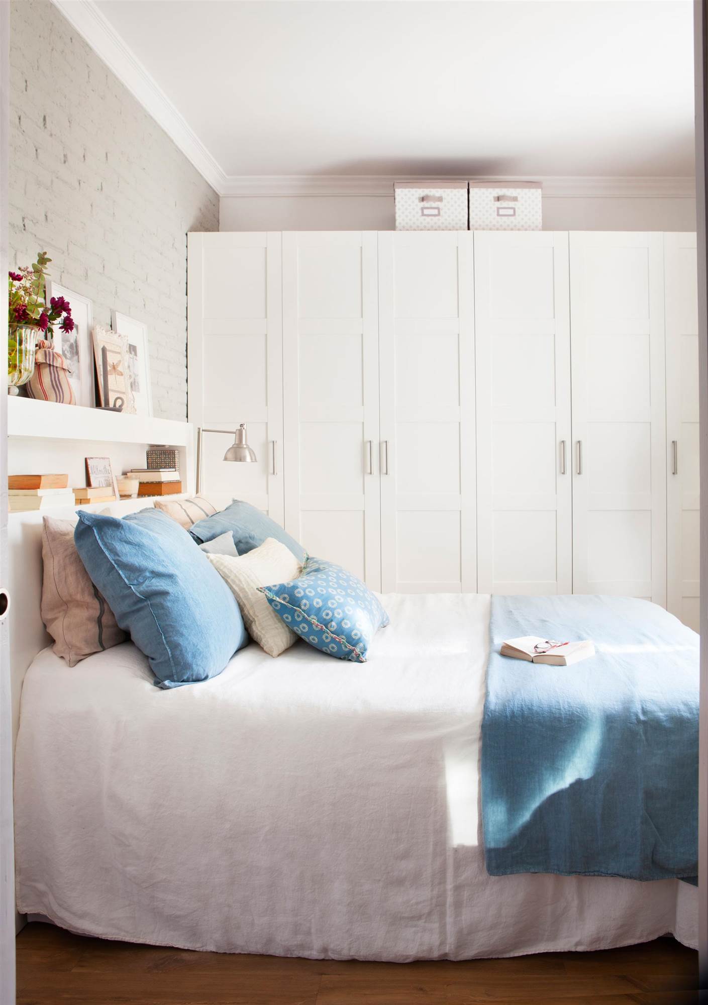 Dormitorio con pared de ladrillo en gris y armario en blanco