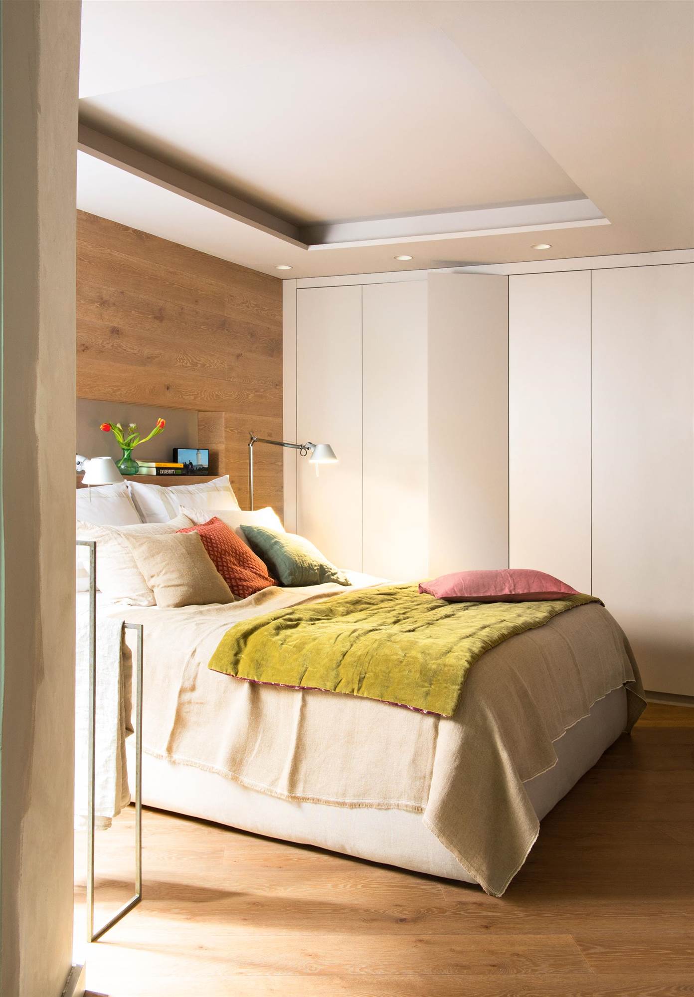 Dormitorio con armario empotrado con frentes lisos
