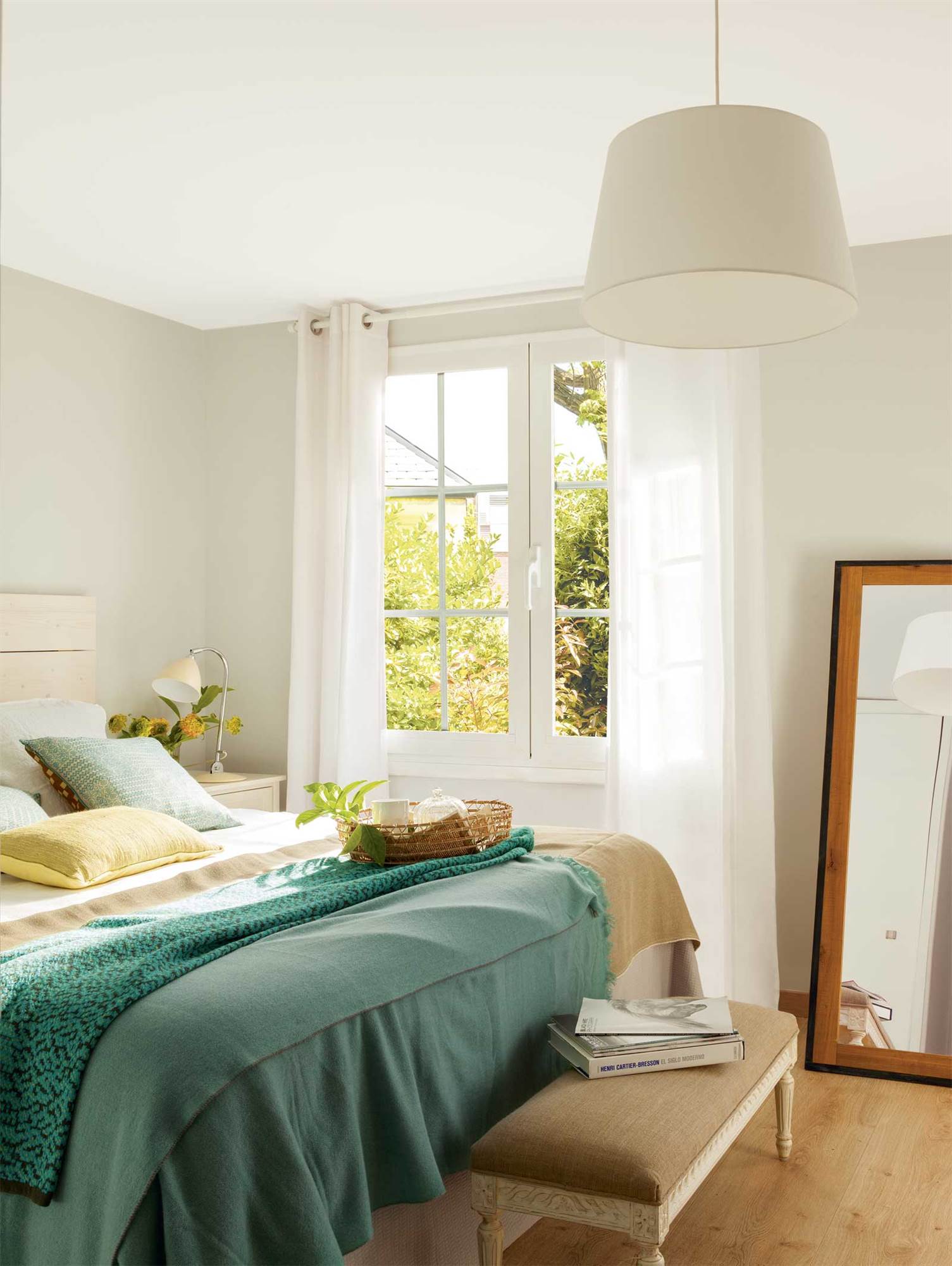 Dormitorio con paredes de color gris claro y ropa de cama verde y blanca. 