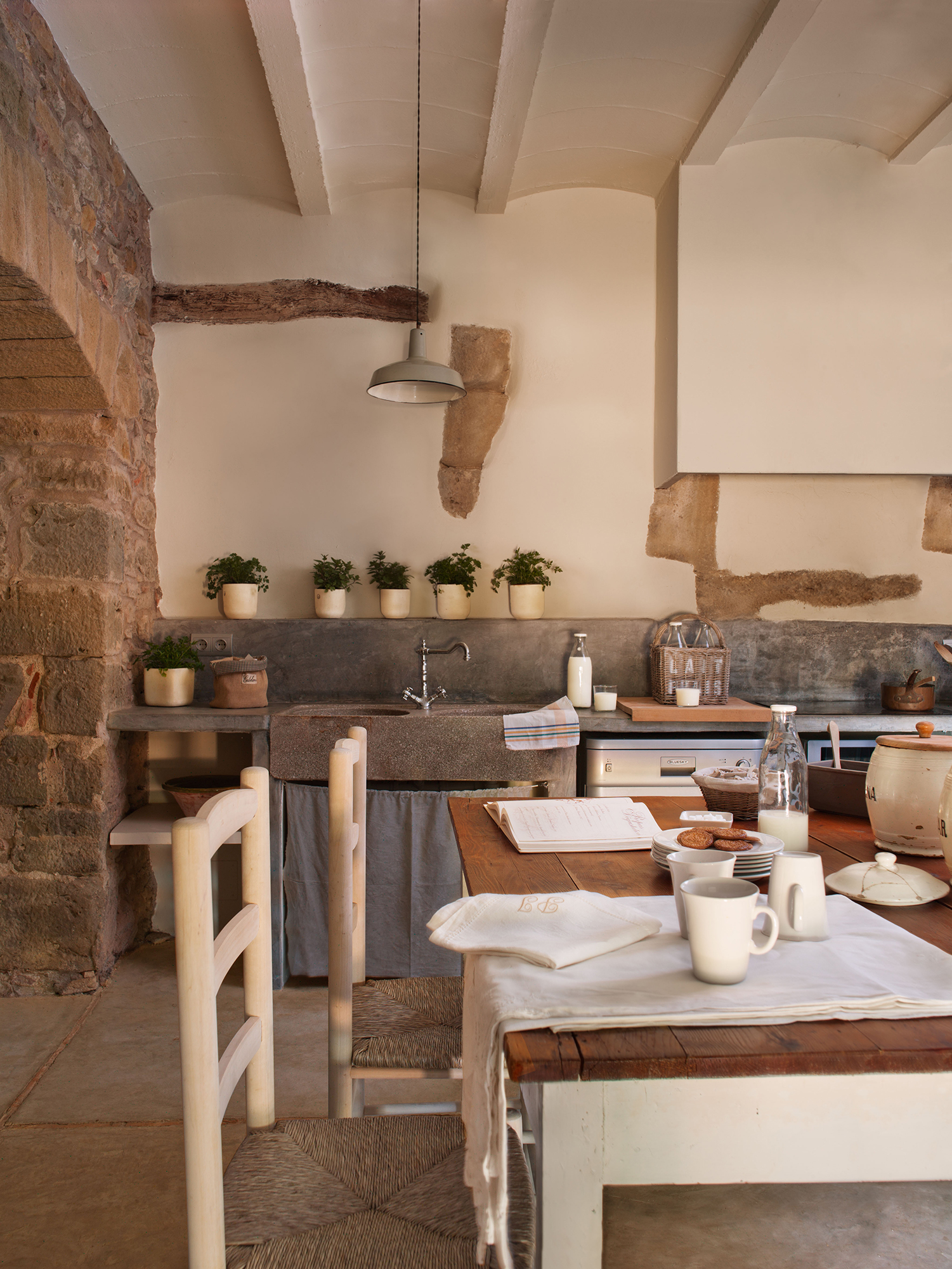 Cocina de casa de campo antigua con paredes de piedra y office 