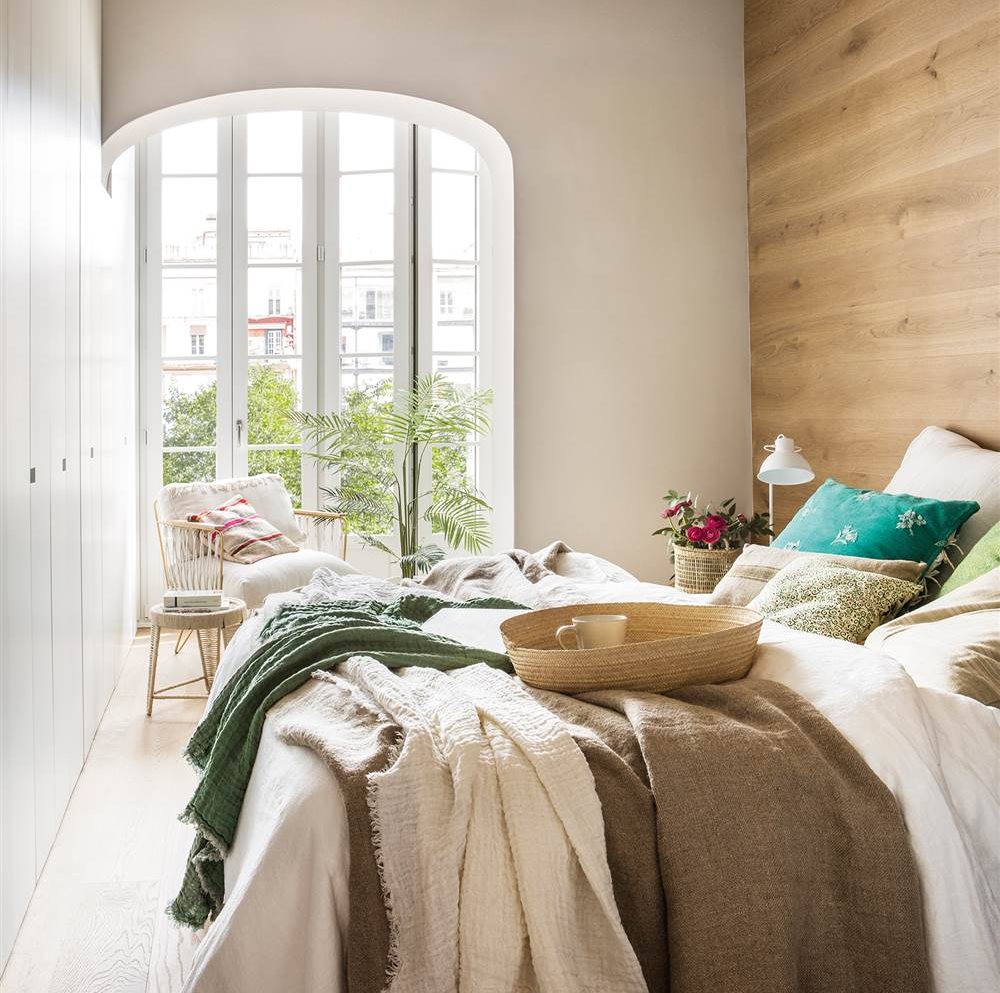 Dormitorio con pared de madera y gran armario empotrado a pie de cama_ 00456786