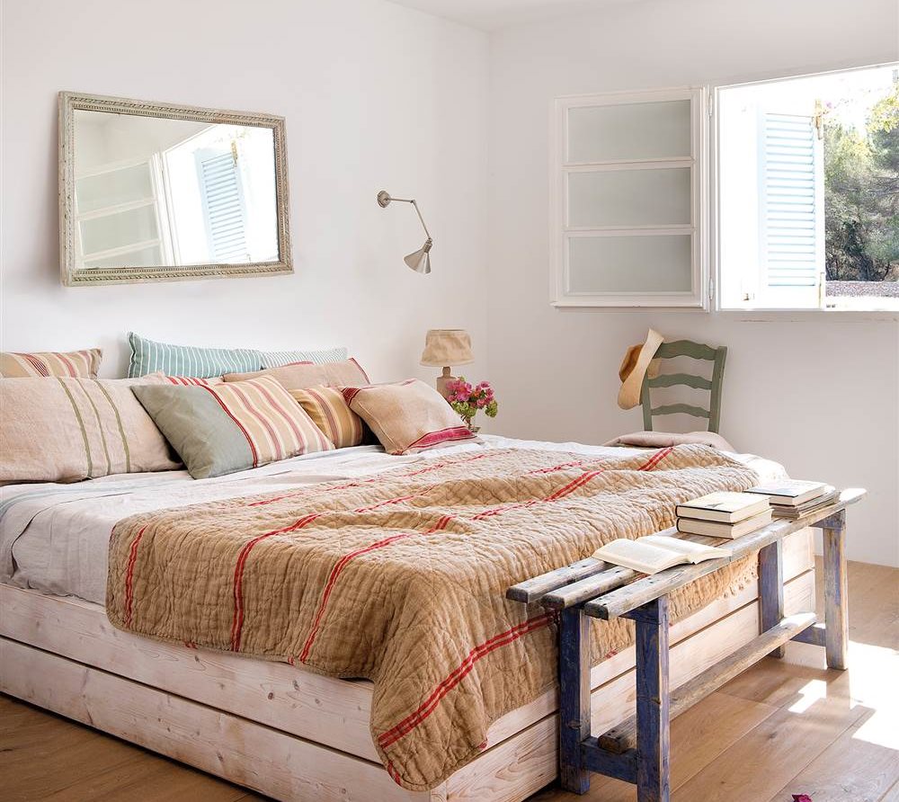 Dormitorio veraniego con cama tipo arcón de madera decapada_00386354