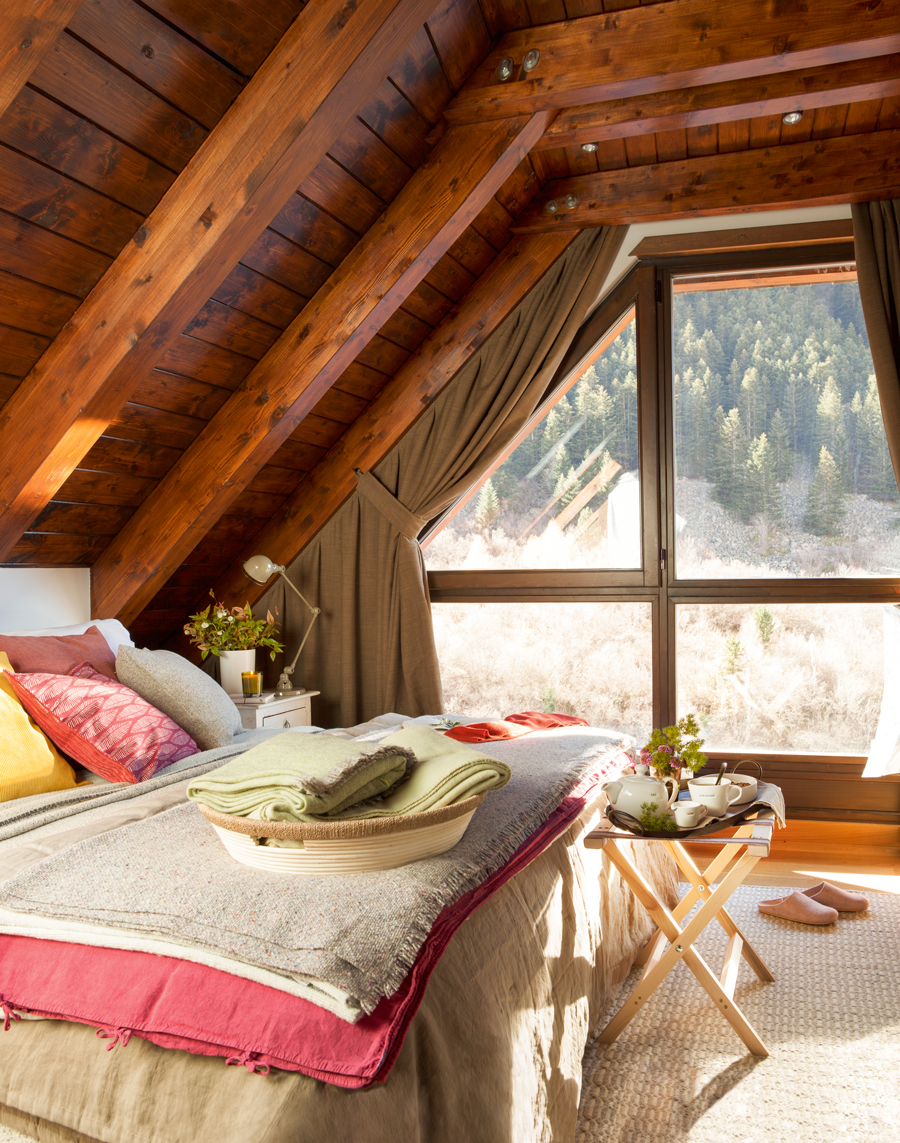 Dormitorio abuhardillado rústico con madera