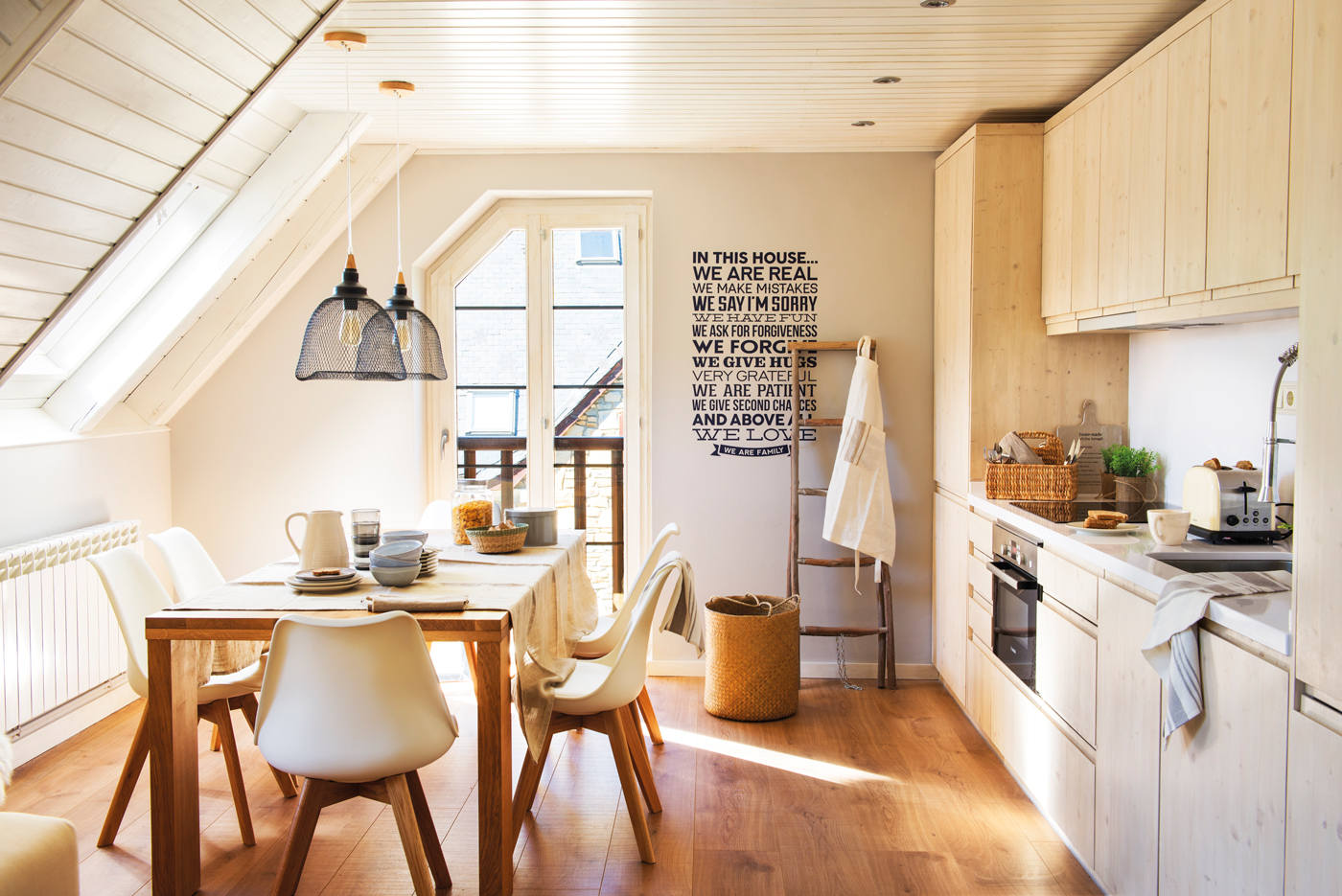 Cocina de casa alpina con office de madera con sillas blancas. 