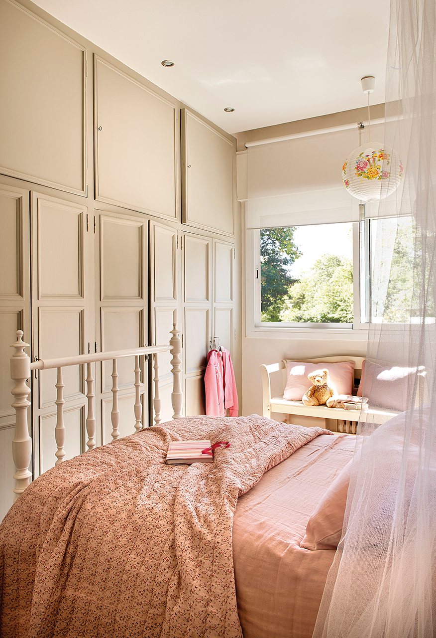 Dormitorio infantil con armarios con cuarterones a pie de cama