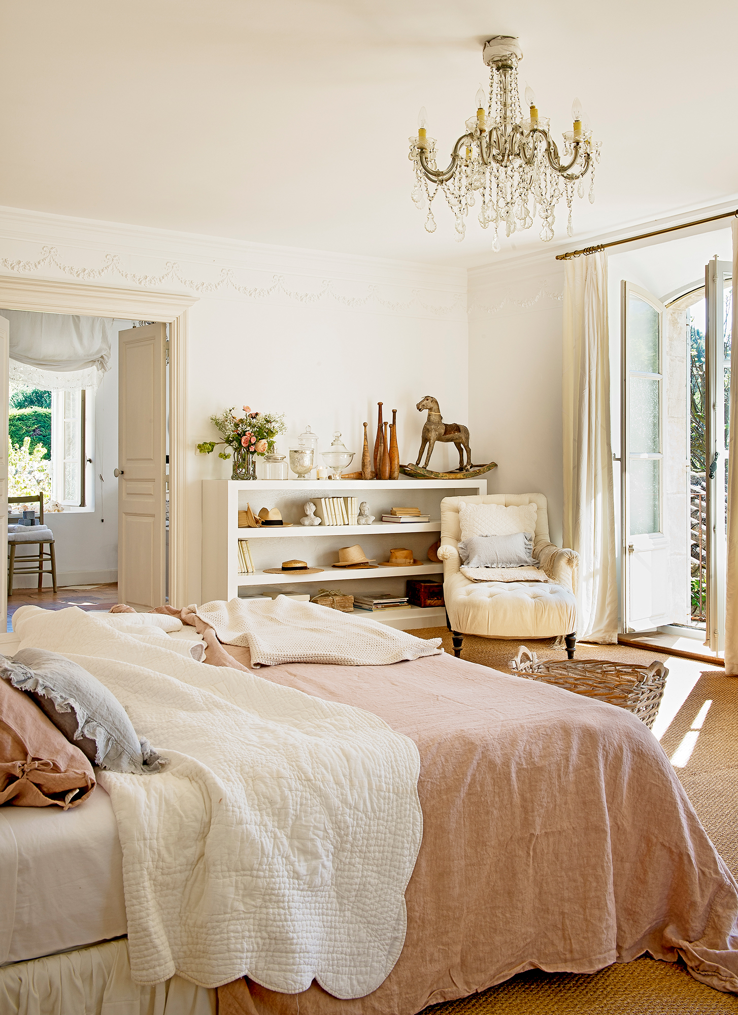Dormitorio de estilo provenzal en tonos blancos y rosas