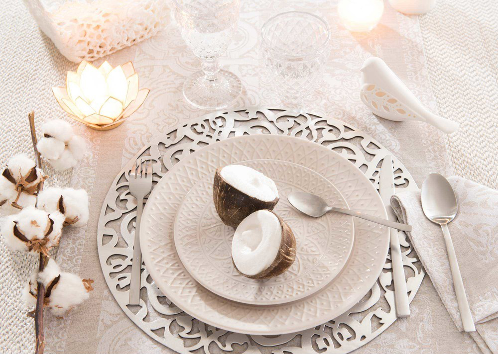 Detalle de mesa con platos blancos y cubiertos de Maisons du Monde