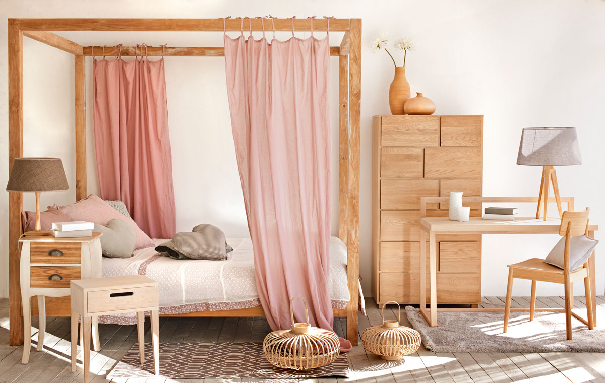 Dormitorio moderno con cama con dosel de madera, escritorio y mobiliario de madera