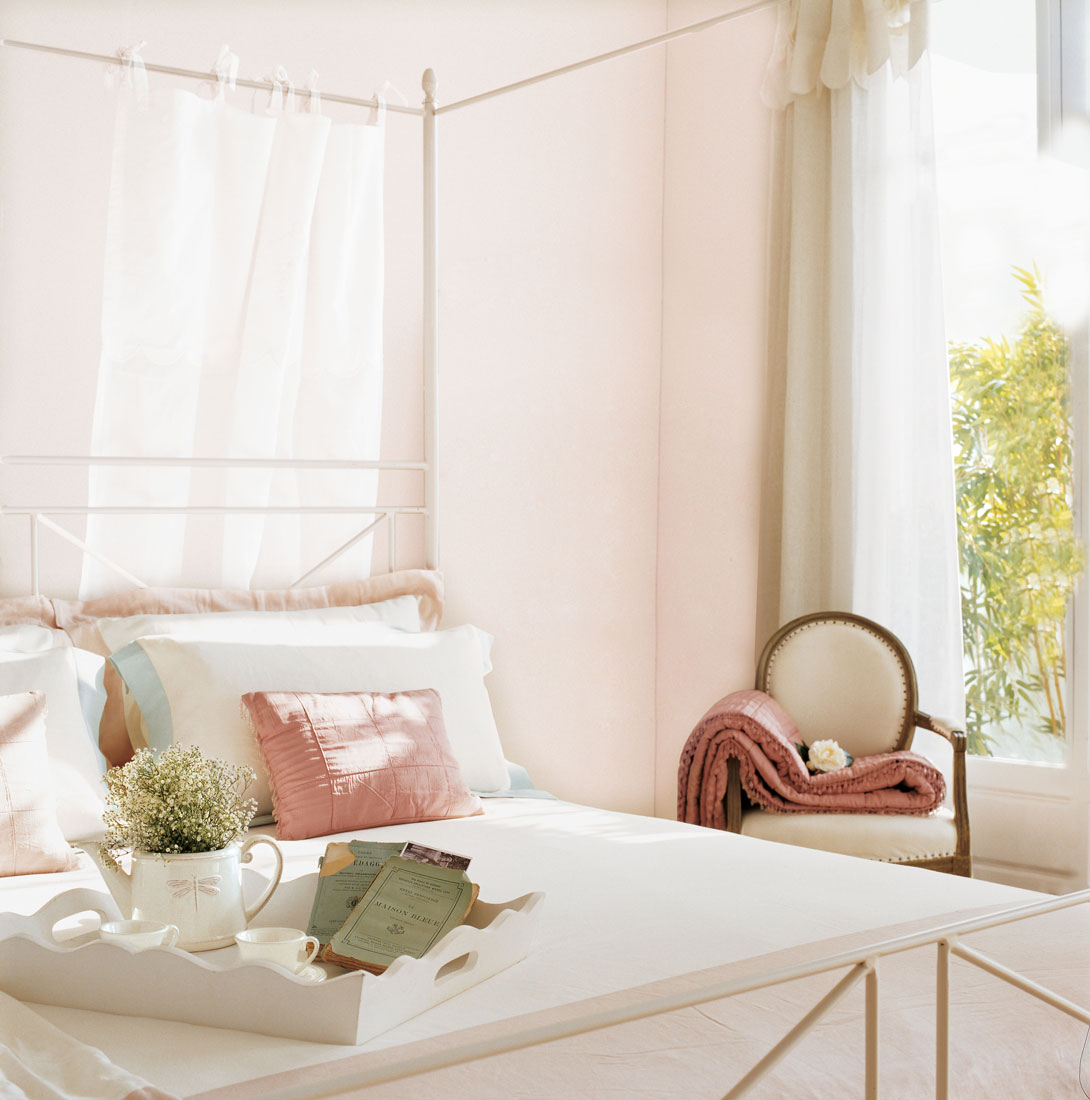 Dormitorio con cama con dosel de forja blanco