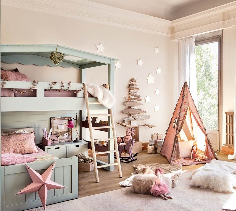 Dormitorio infantil grande con cama alta con otra debajo decorado de Navidad_ 00374213b