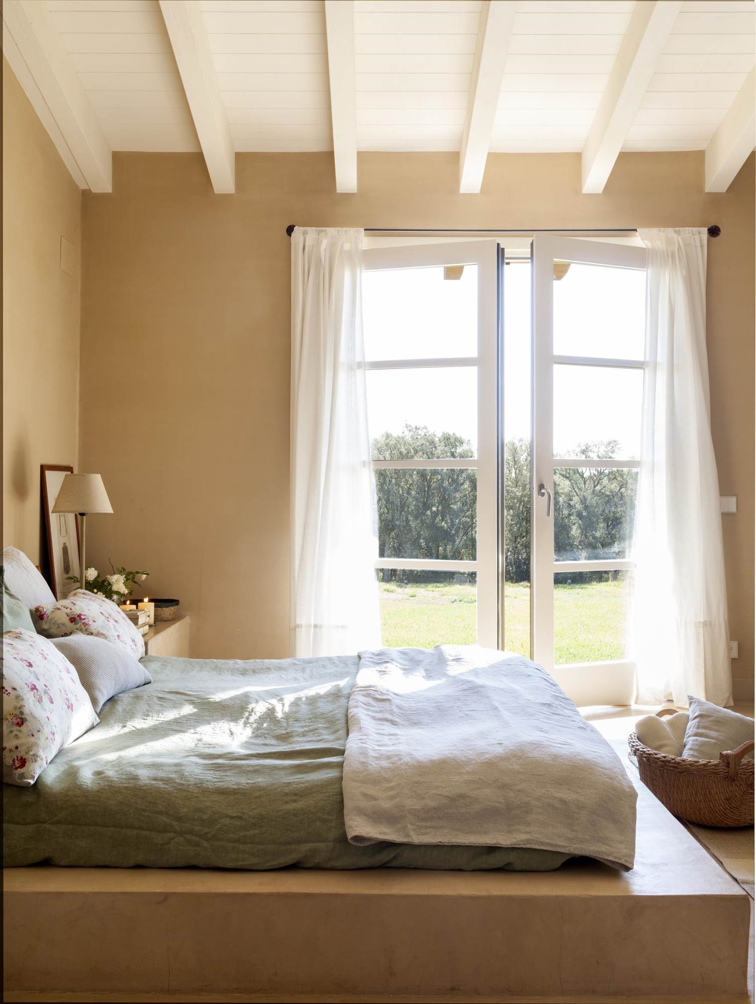 Dormitorio decorado con cortinas blancas
