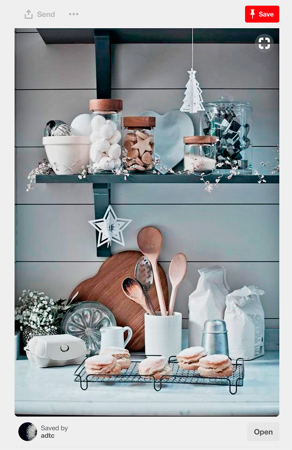 Encimera y estante de cocina decorado con detalles navideños