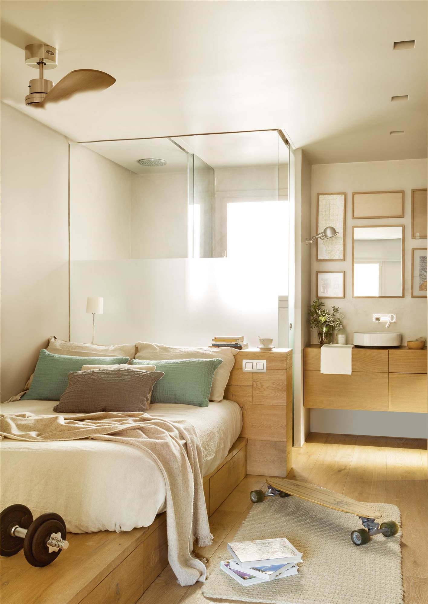 Dormitorio juvenil con cama tipo tatami y baño