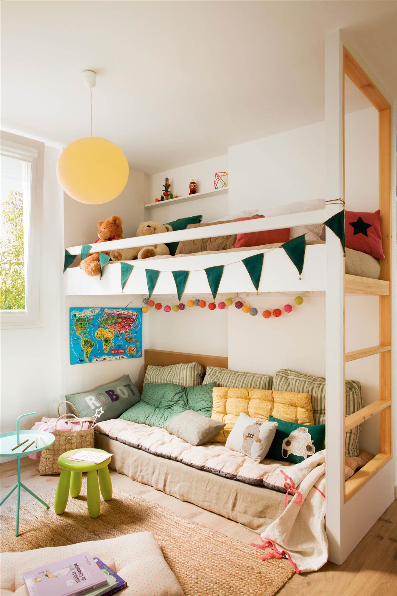 Dormitorio infantil con litera blanca de madera y alfombra de fibra.