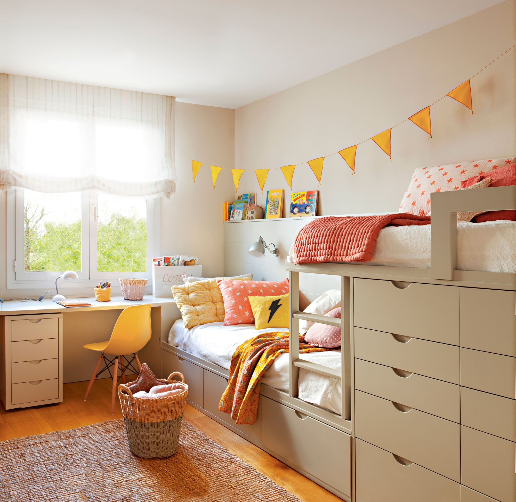 Dormitorio infantil con literas tipo tren diseñadas a medida y escritorio con silla amarilla. 