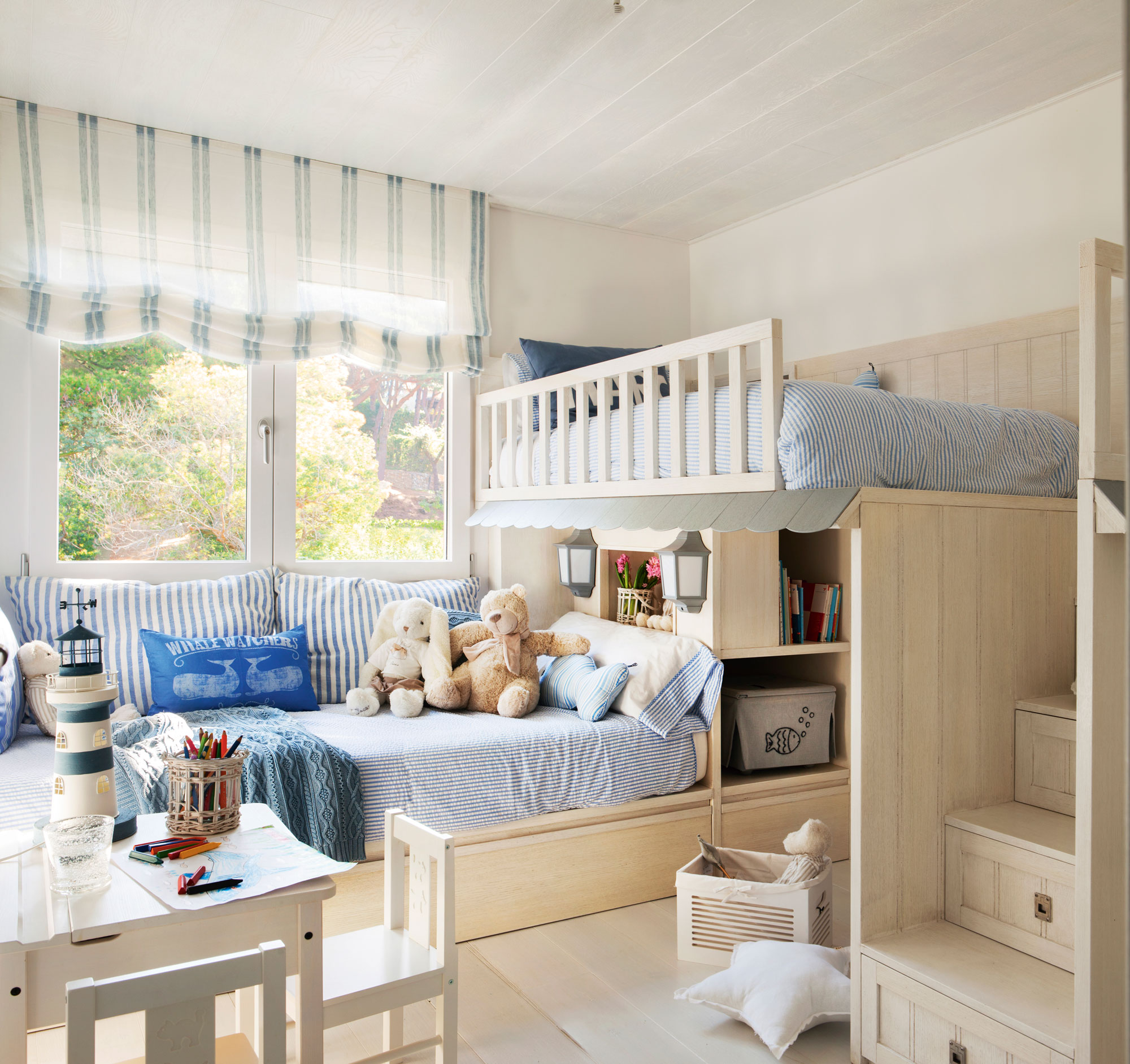 Dormitorio infantil con estructura de literas de madera realizada a medida y ropa de cama marinera. 