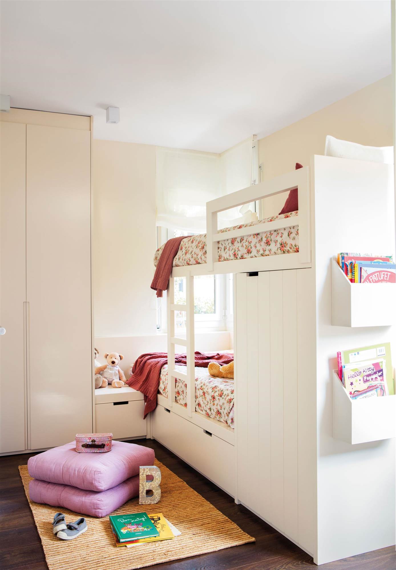 Dormitorio infantil con litera tipo tren y alfombra de fibras.