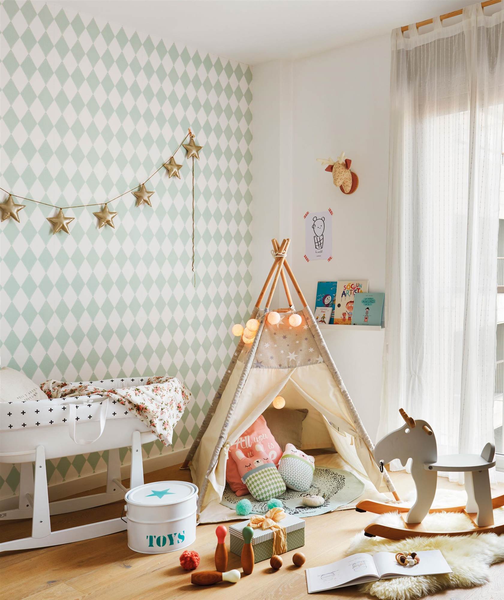 Dormitorio infantil con tipo y papel pintado de rombos.