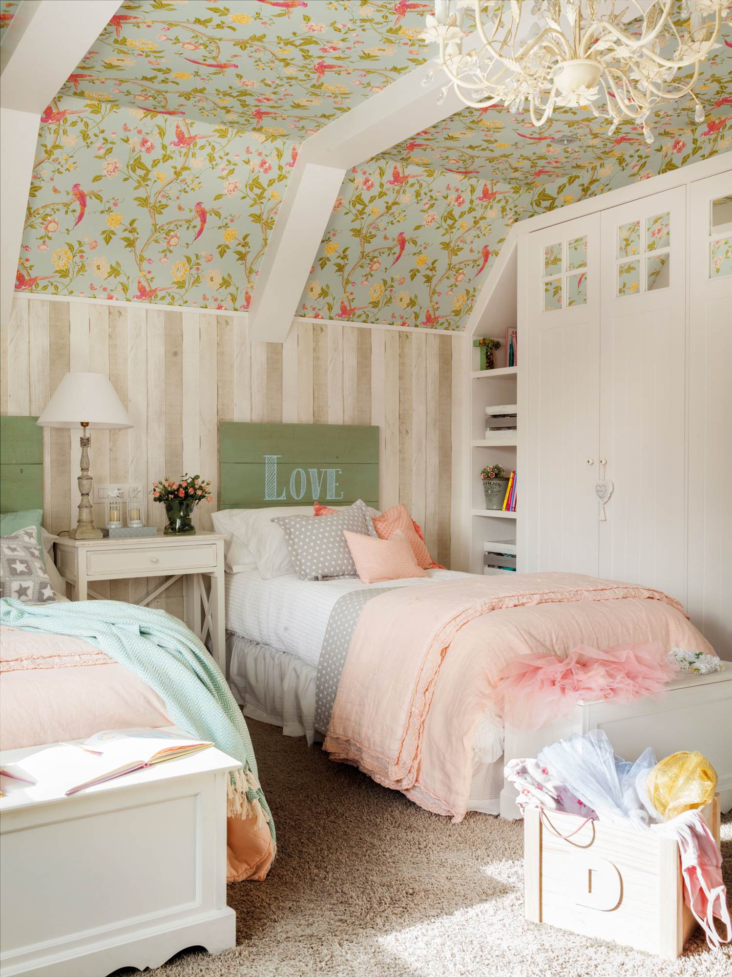 Dormitorio infantil con revestimiento de madera y papel pintado en el techo. 