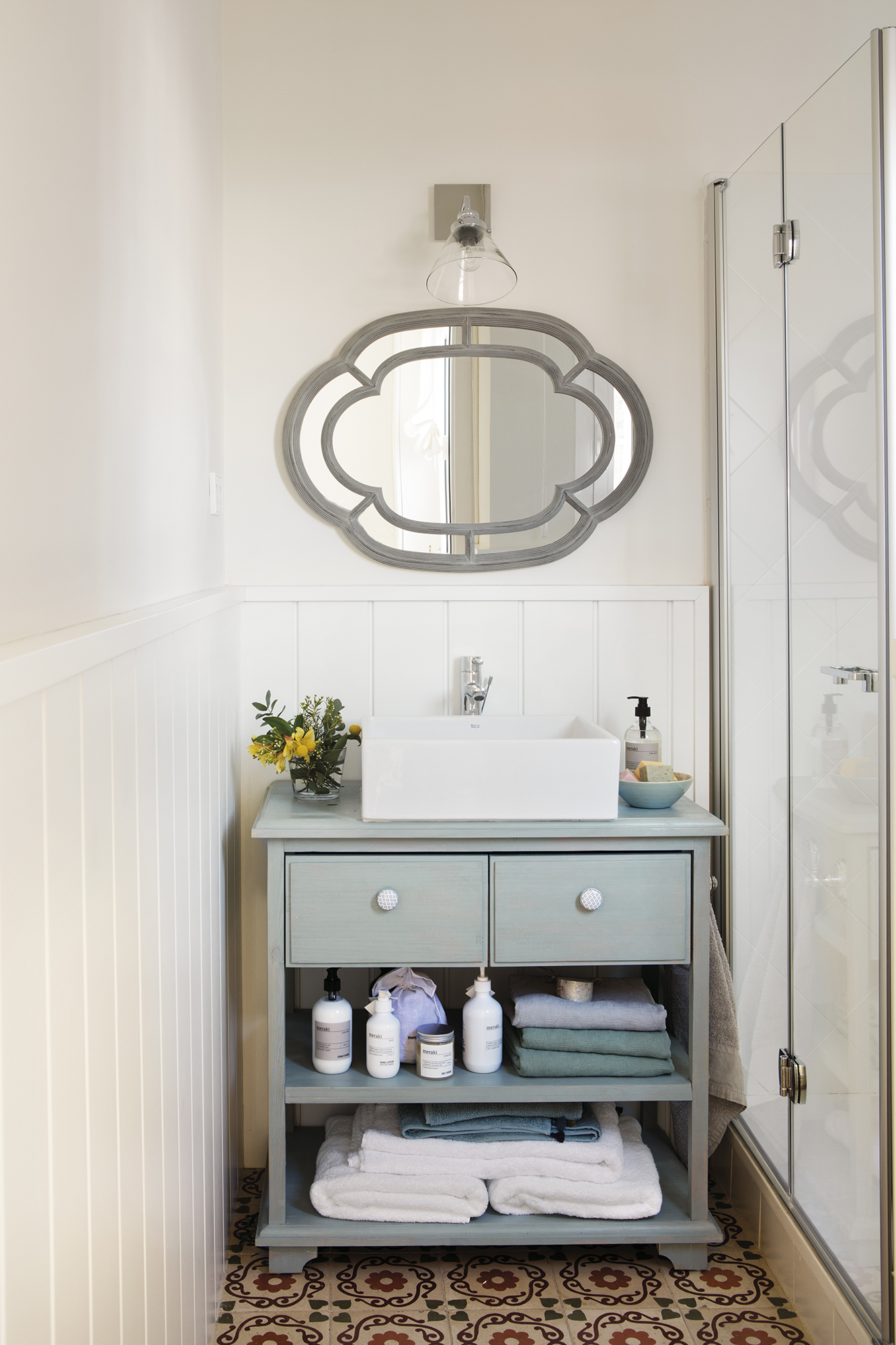 Baño pequeño con espejo vintage y mueble pintado. 