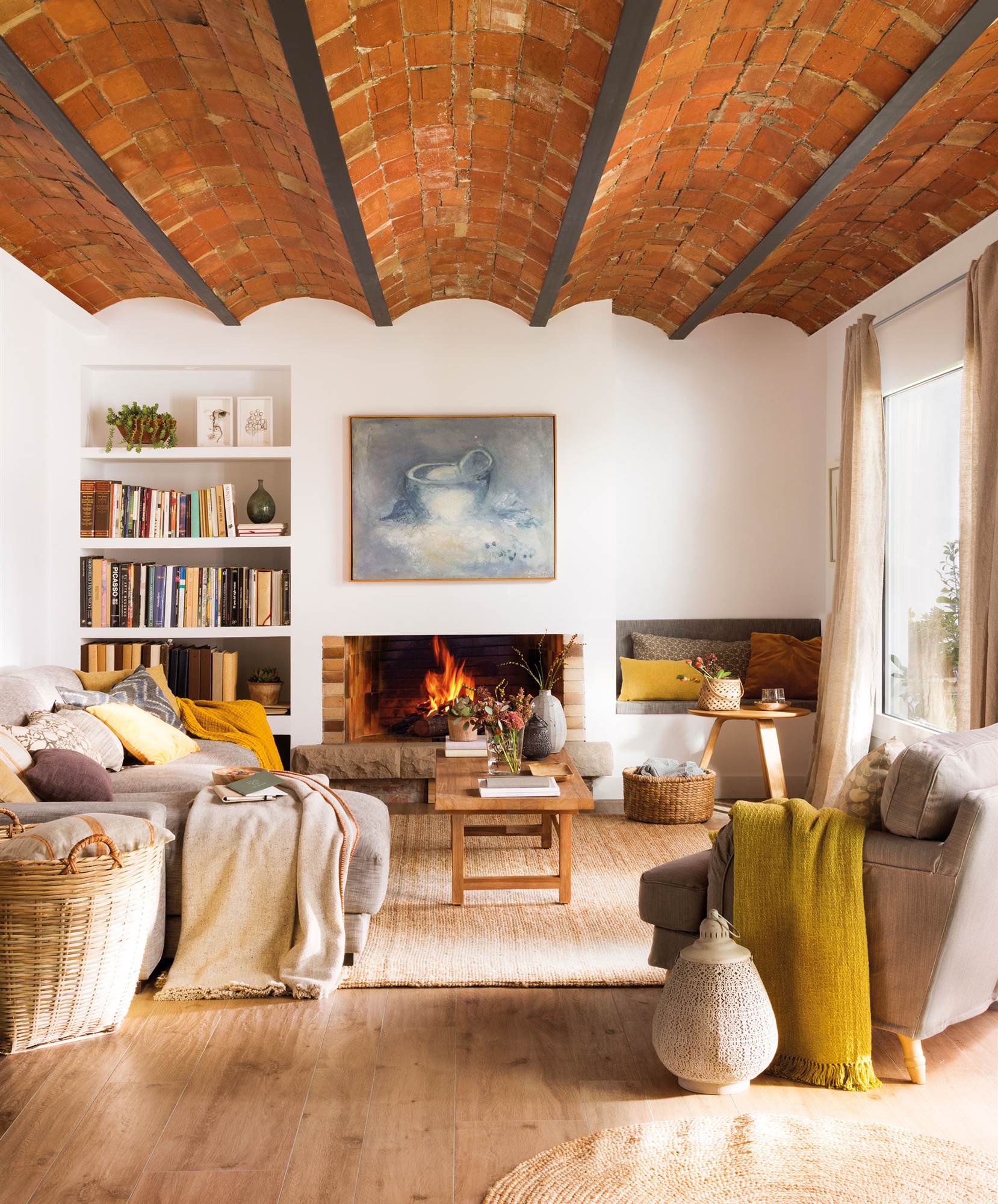 Salón con techo de bóveda catalana y chimenea