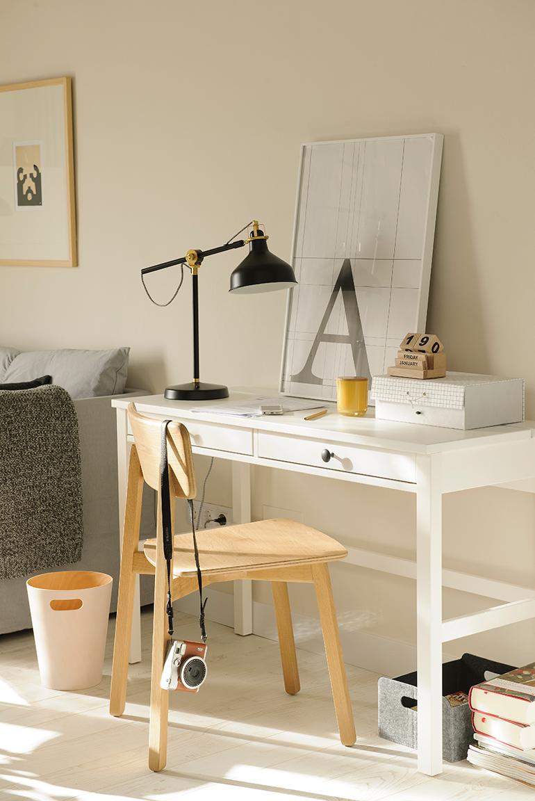 Zona de estudio con escritorio blanco y silla de madera. 
