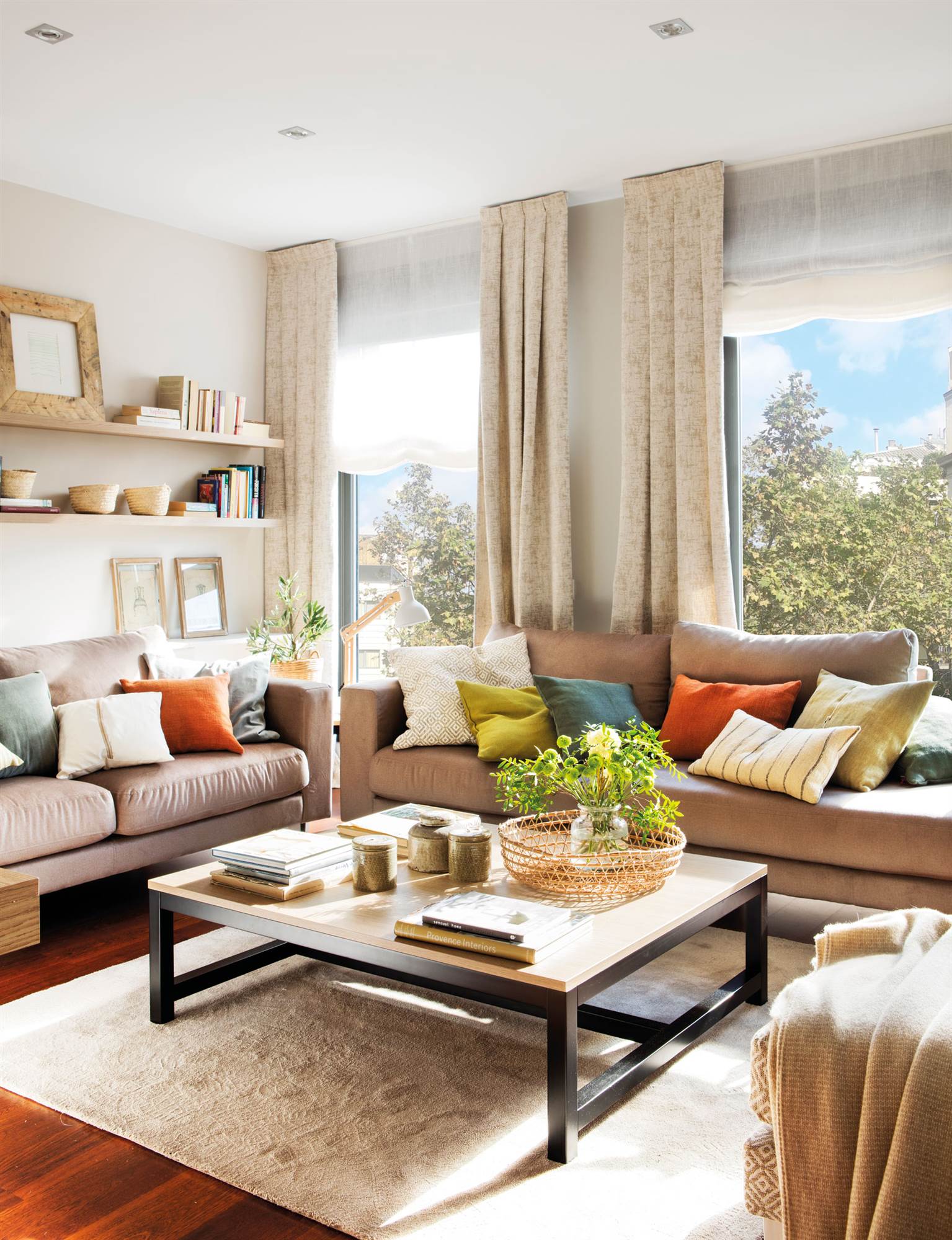 Salón con sofás y cortinas beige