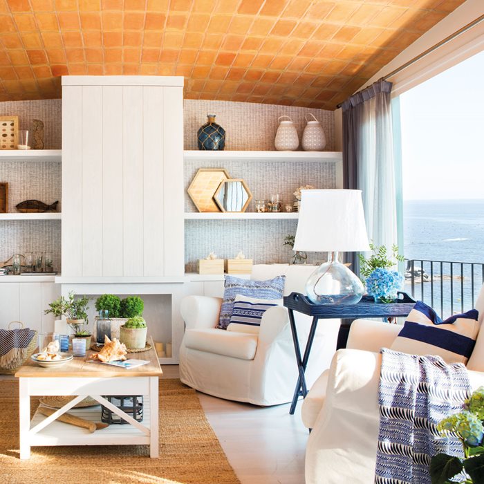 Un precioso apartamento blanco y azul, perfecto para el verano