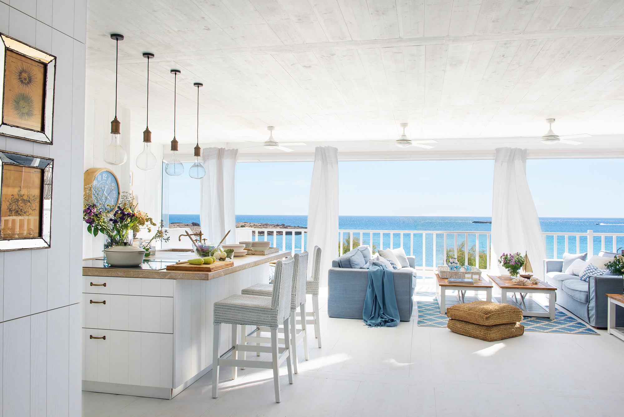 Casa de playa blanca con toques de azul