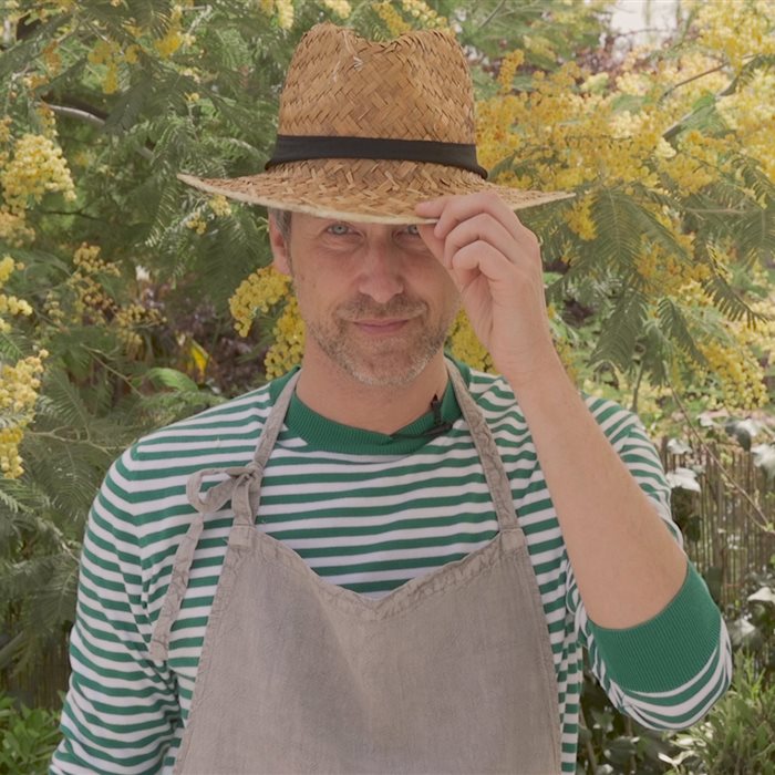 Lorenzo Meazza, responsable de Interiorismo de IKEA, en el jardín con sombrero de paja
