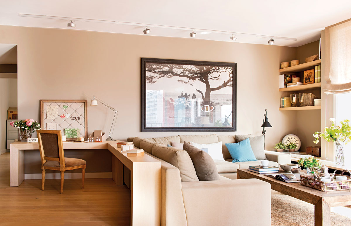 Sofá rinconera tapizado en color beige ideal para crear dos ambientes.