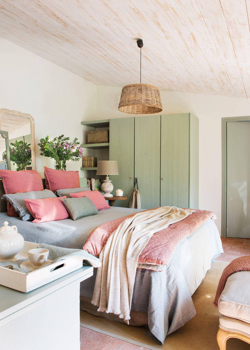 Dormitorio campestre con armarios en verde suave