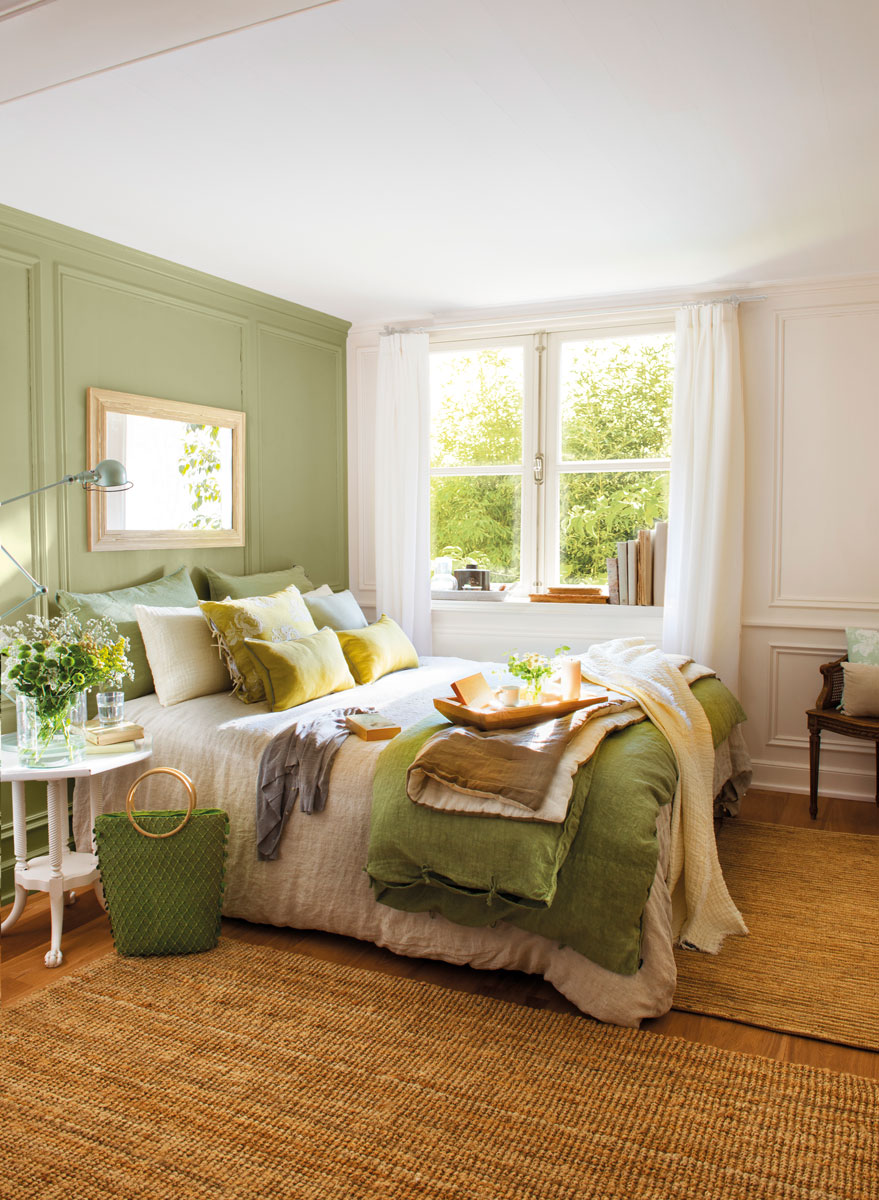 Dormitorio con pared del cabecero pintada en verde