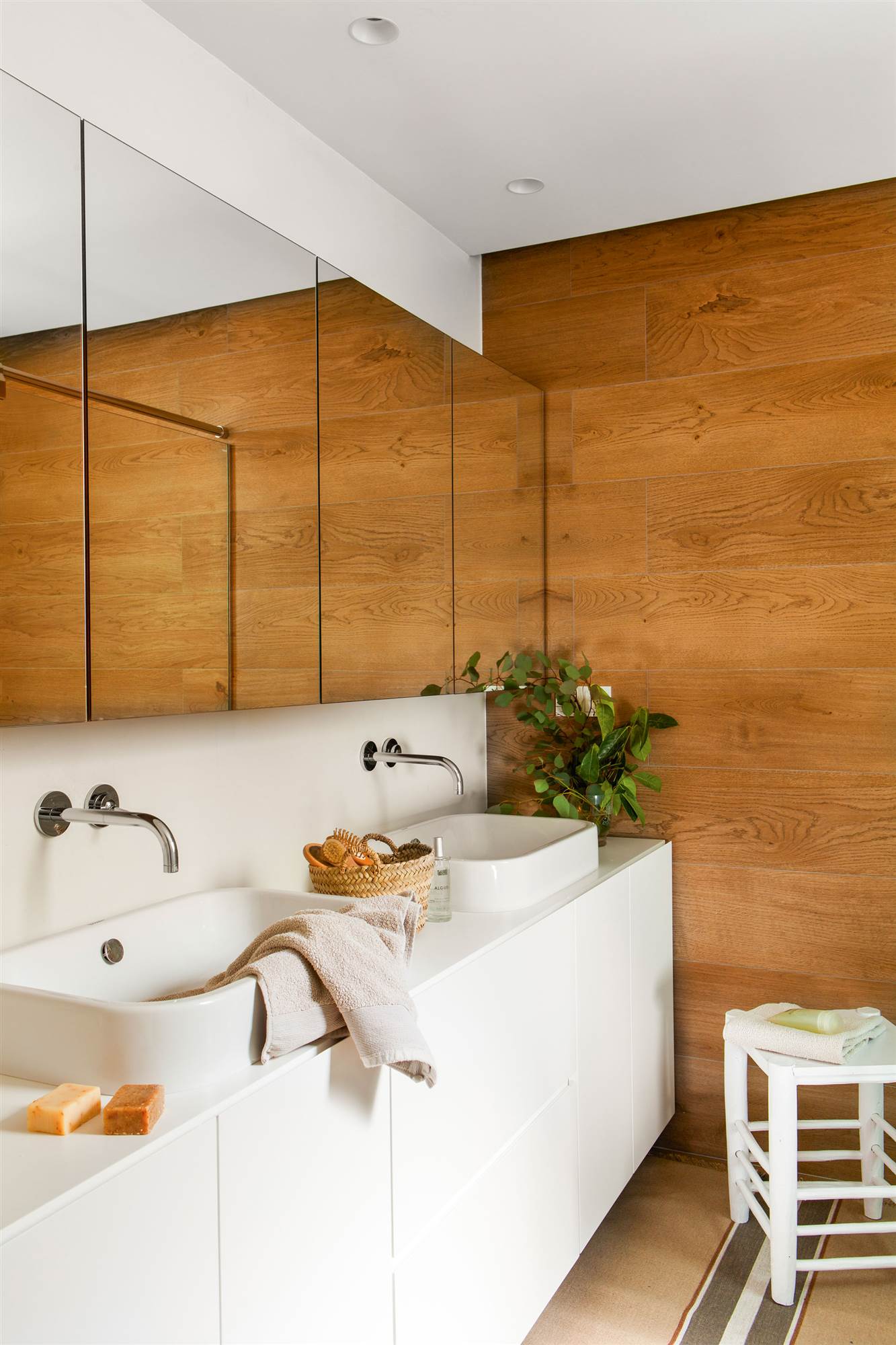 Baño moderno con revestimientos en madera. 