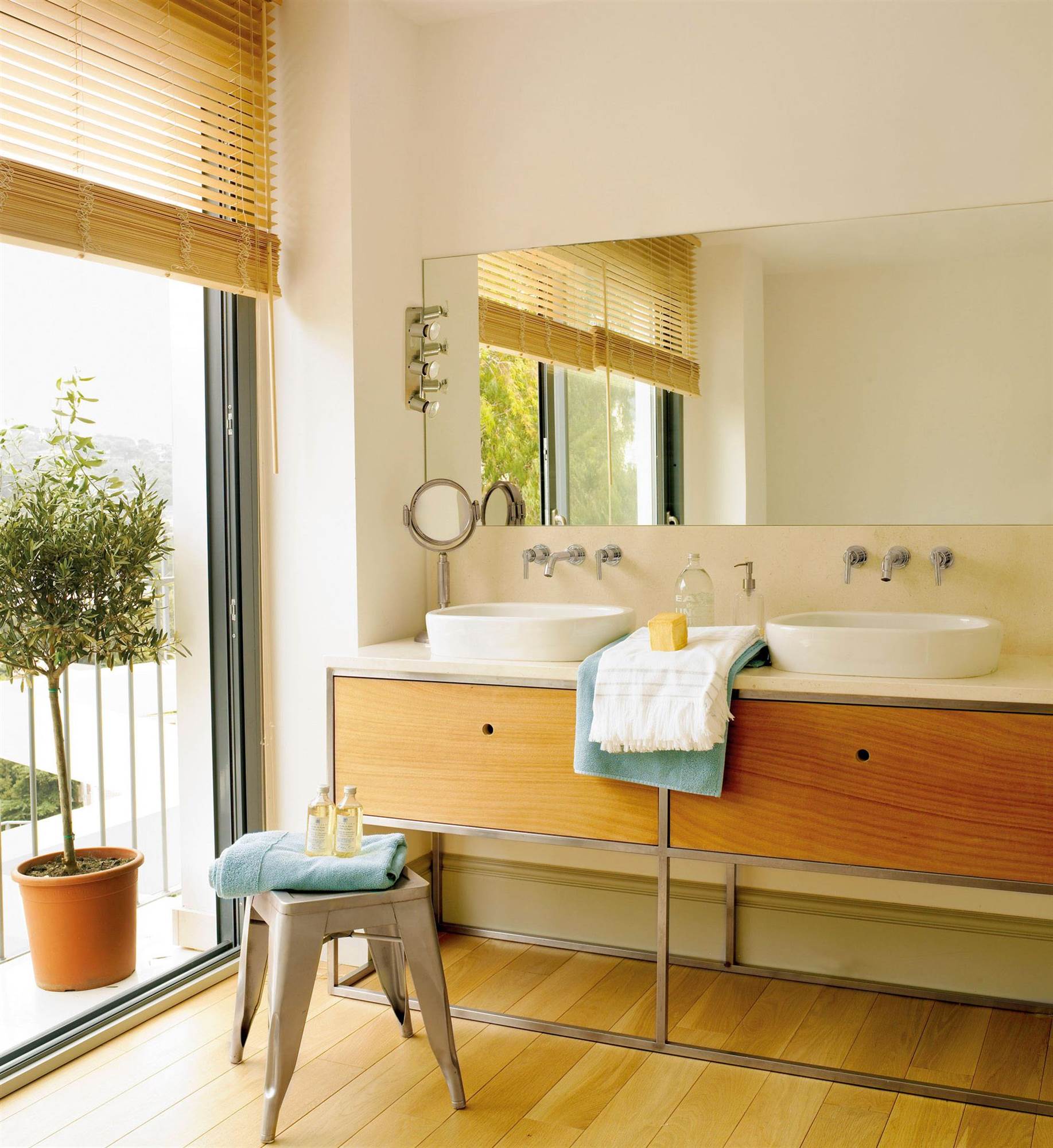 Baño moderno con mueble lavabo con patas altas. 