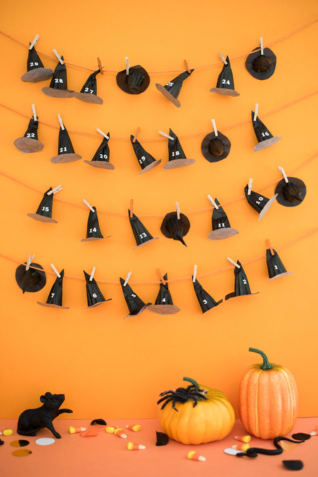 Calendario de sombreritos de bruja para Halloween.
