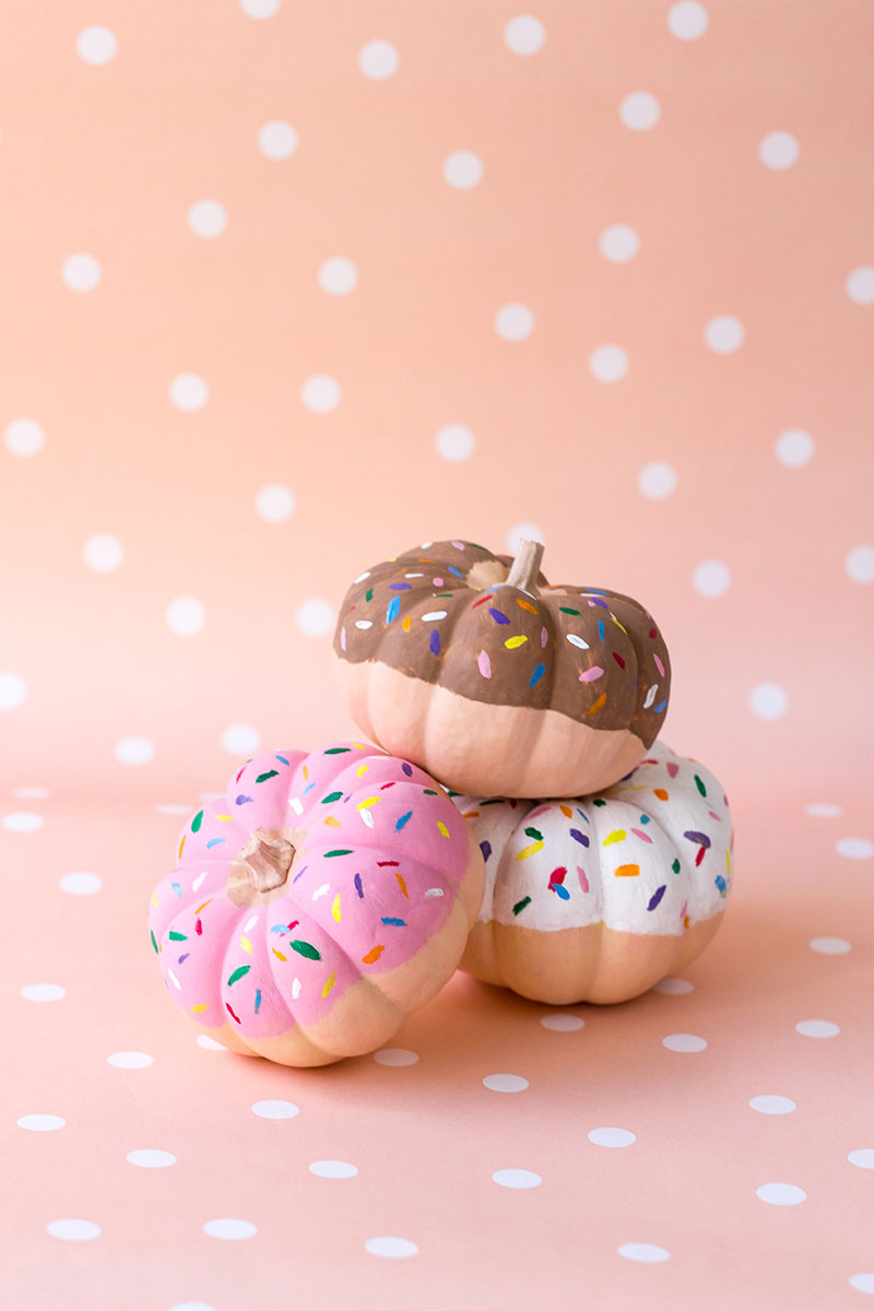 Mini calabazas pintadas como donuts para Halloween.