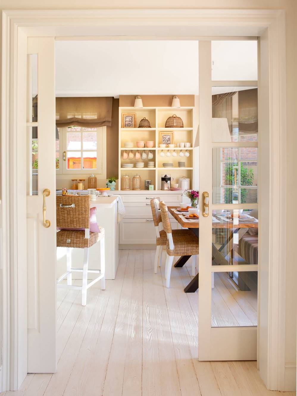 Cocina y office vistos desde puertas correderas acristaladas. Suelo de madera pintado de blanco (00427762)
