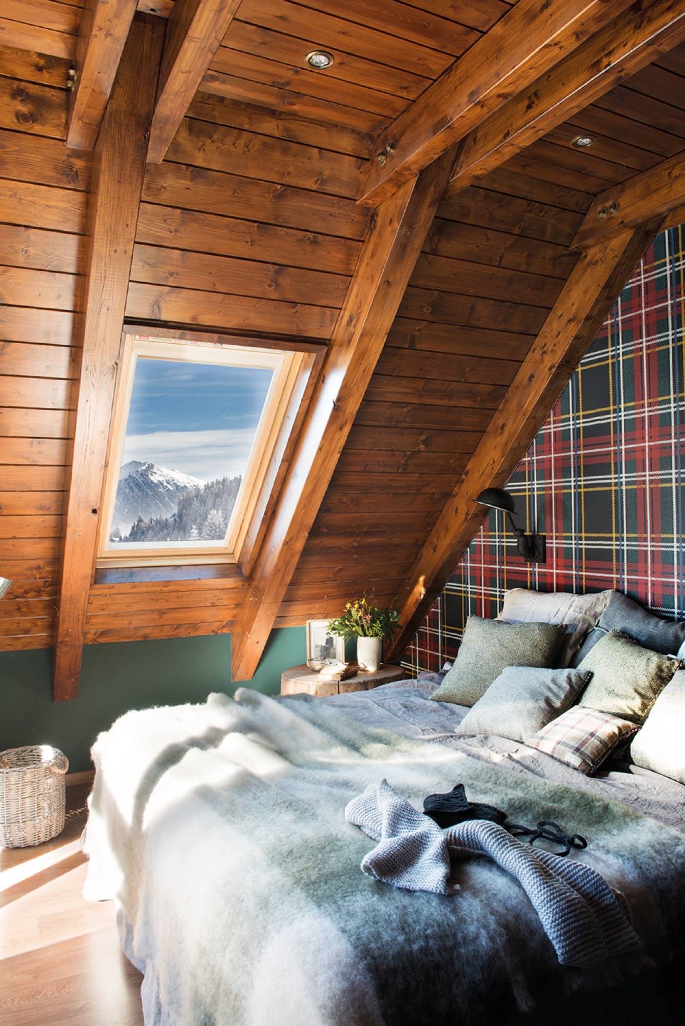 Dormitorio forrado de madera en casa de montaña