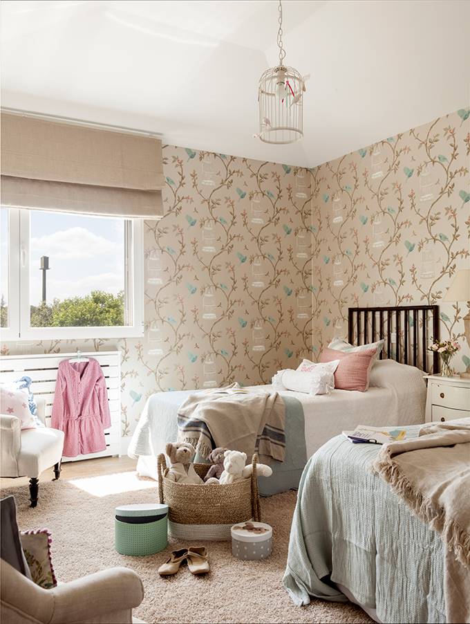 Una habitación infantil con las paredes de papel pintado.