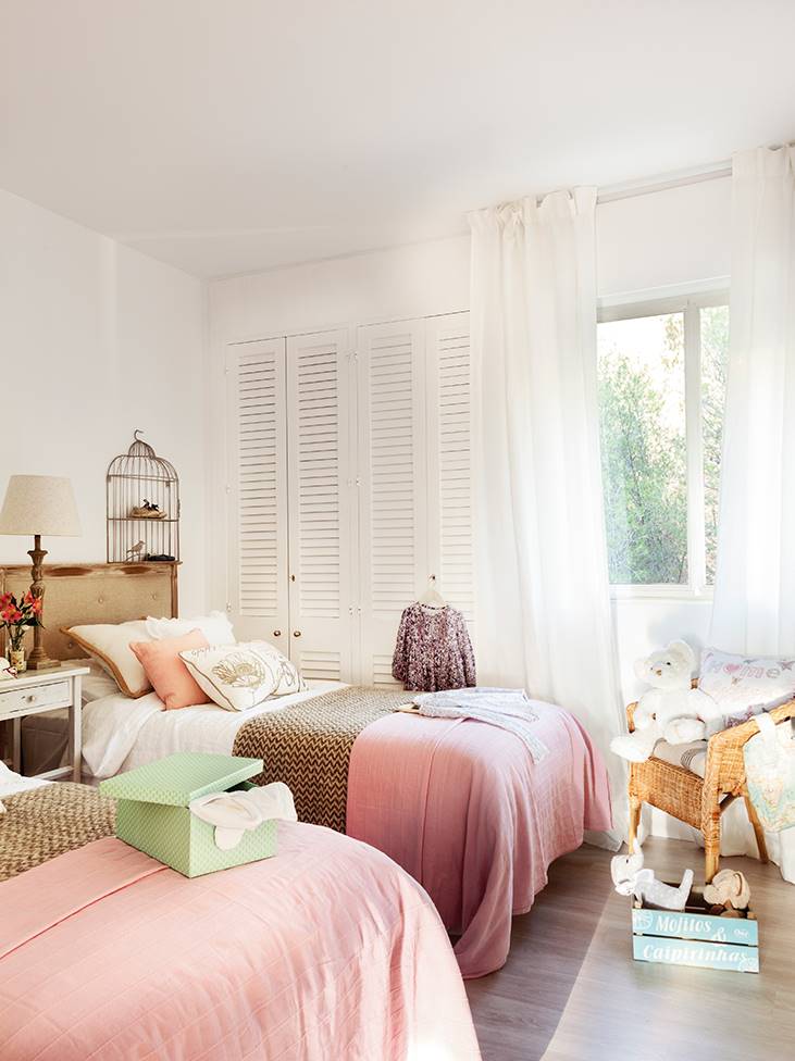 Dormitorio infantil que combina los colores rosa, verde y gris.