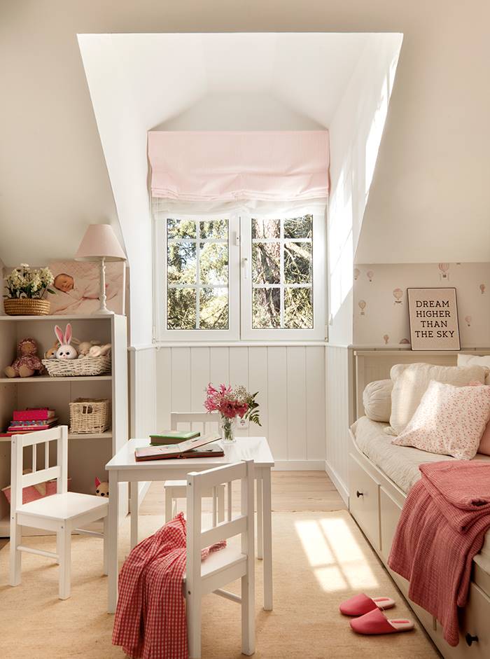 Un dormitorio infantil con la cama diván HEMNES de IKEA.