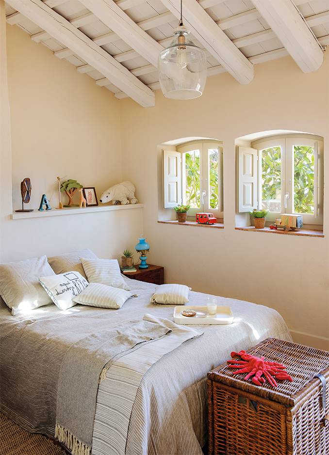 Una habitación con cama grande de estilo minimalista para cuando las niñas se hacen mayores.