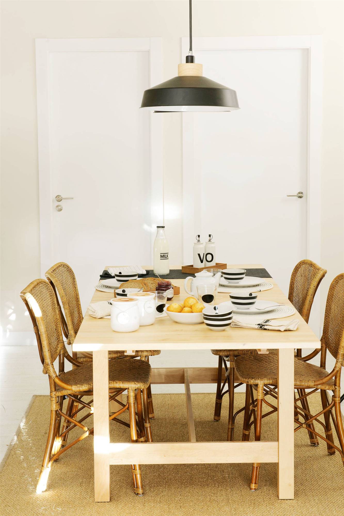 Comedor moderno con mesa de madera
