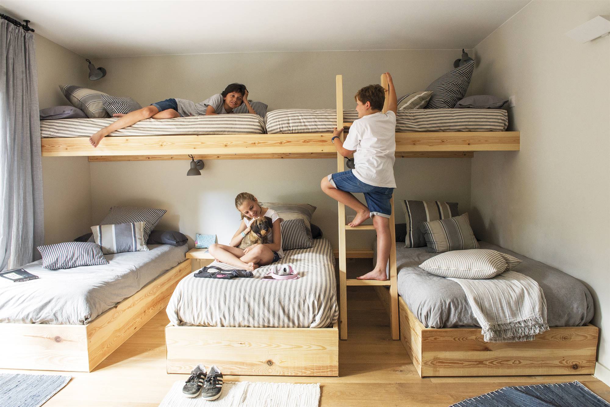 Dormitorio infantil con literas de madera. 