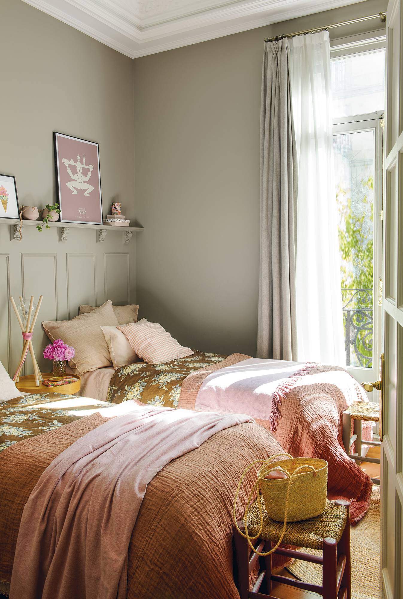 Dormitorio infantil con paredes de color gris verdoso y cuarterones a media pared. 