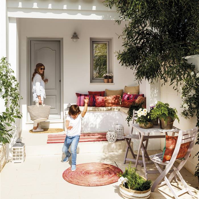 Una casita de Cádiz fresca y alegre decorada en blanco y muchos toques de color